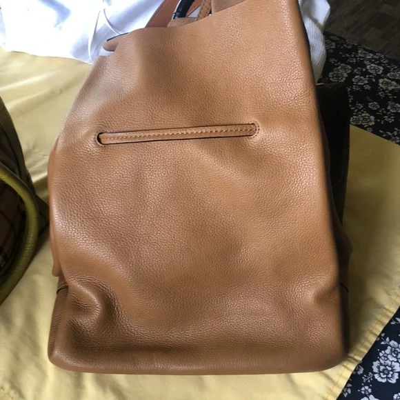 Burberry tan leather, very soft and in excellent condition.No dust can’t find it - Picture 2 of 4